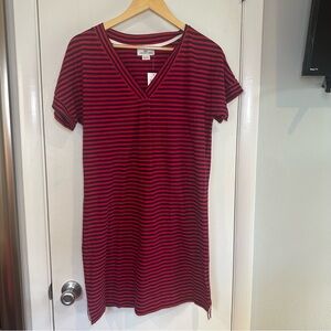 Vineyard Vines Tee Dress. Size: Medium. Stripe V-Neck. Red Velvet. NWT.